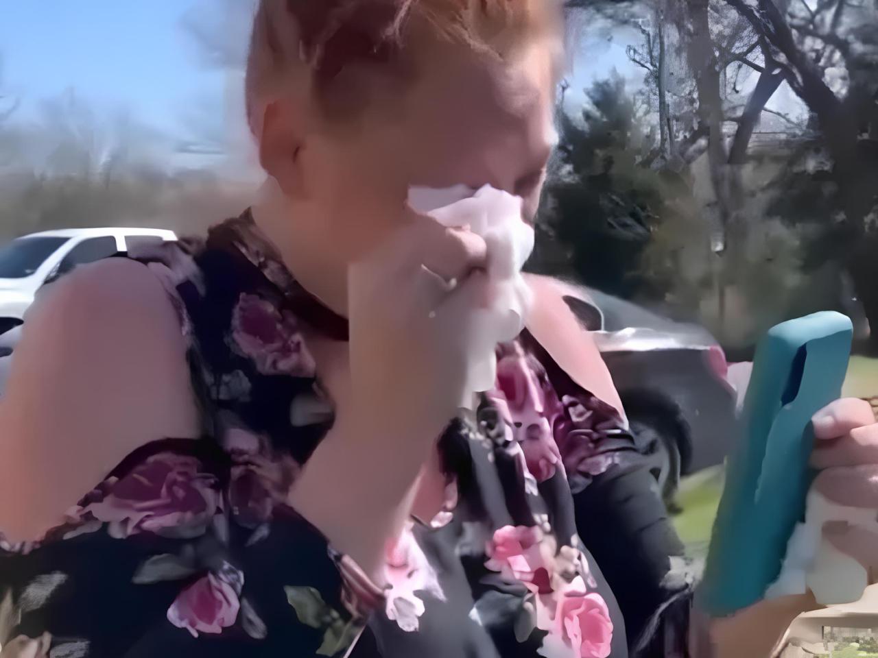 Mulher é curada de cegueira após oração na igreja