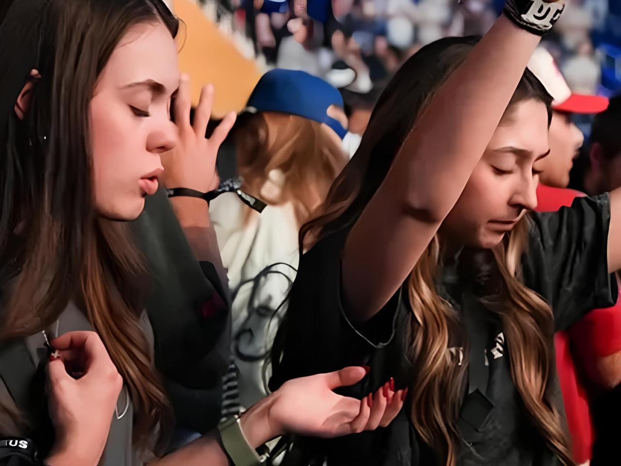 Centenas de estudantes aceitam Jesus e são batizados