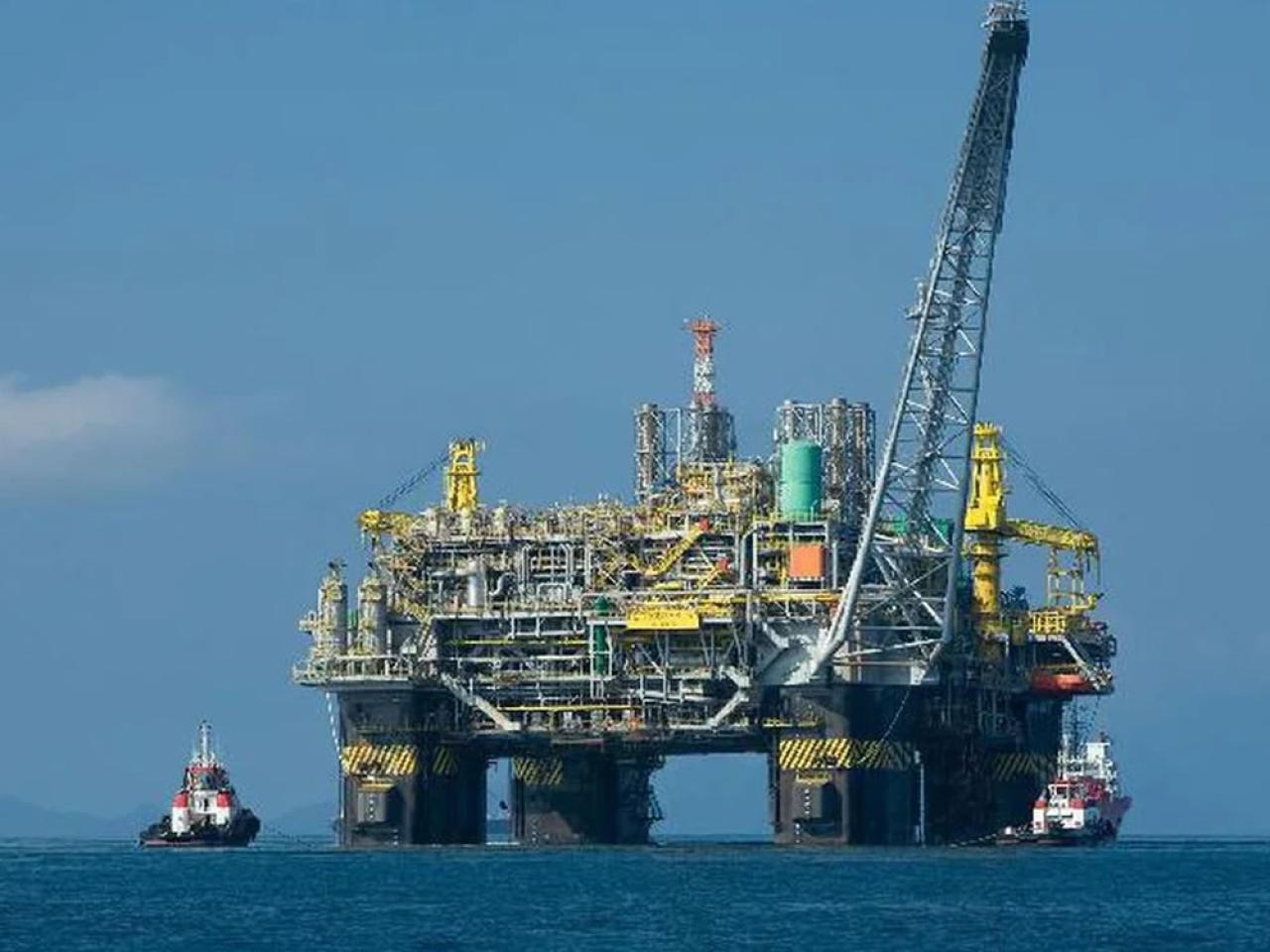 Petróleo volta a US$ 100 com tensão no Oriente Médio